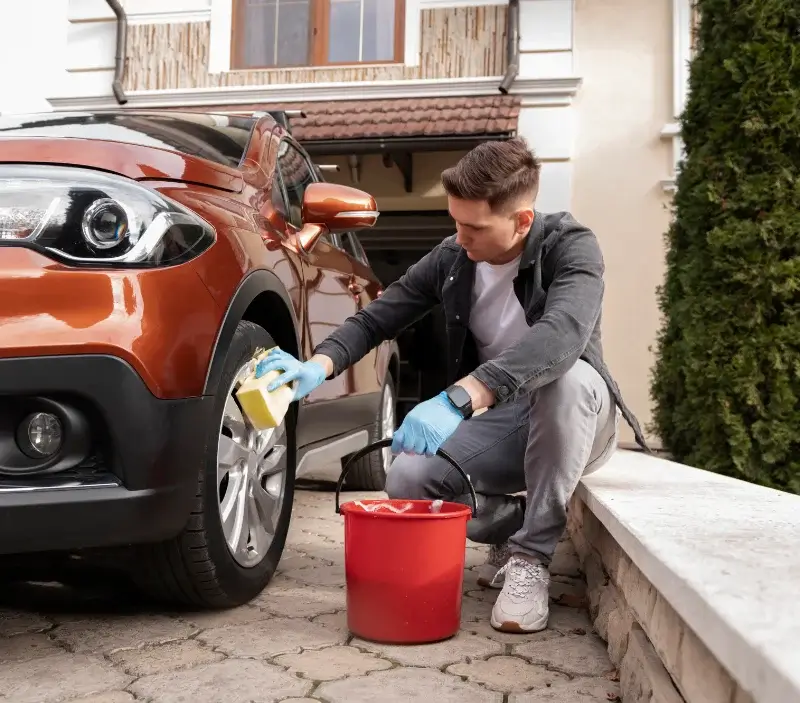 Lavage auto à domicile Échenon : professionnel intervenant sur un véhicule